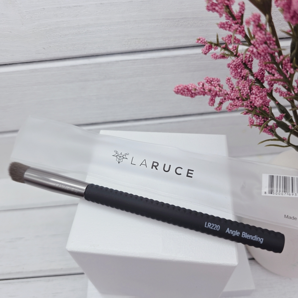 Laruce Makeup Brush LR220 Angle Blending